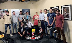 Gruppenfoto: Geschäftsführer Heinz Jütten mit den neuen Tholen-Azubis auf der Kartbahn
