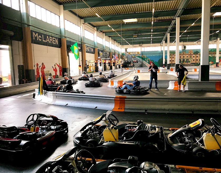 Die Tholen-Azubis haben Spaß beim Kartfahren
