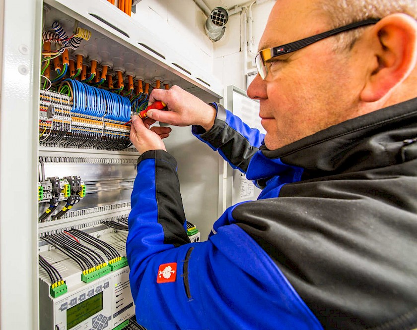 Elektro-Fachmonteur bei der Arbeit